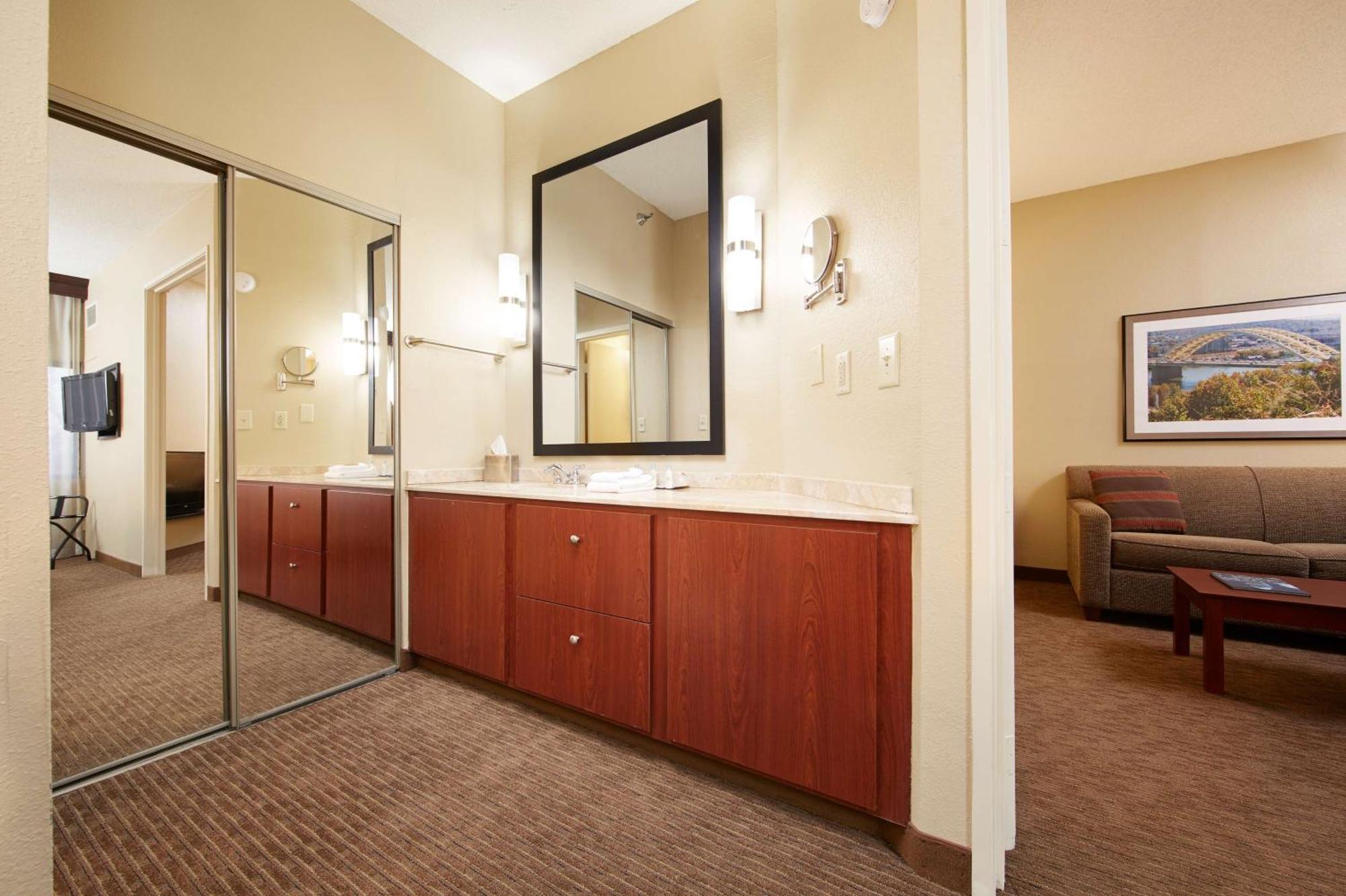 Doubletree Suites By Hilton Hotel Cincinnati - Blue Ash Шаронвилл Экстерьер фото